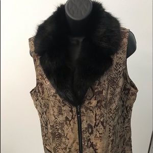 Vest black nice faux fur collar new with tags